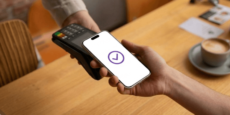Pessoa fazendo um pagamento com Pix, carteiras digitais e checkout inteligente.