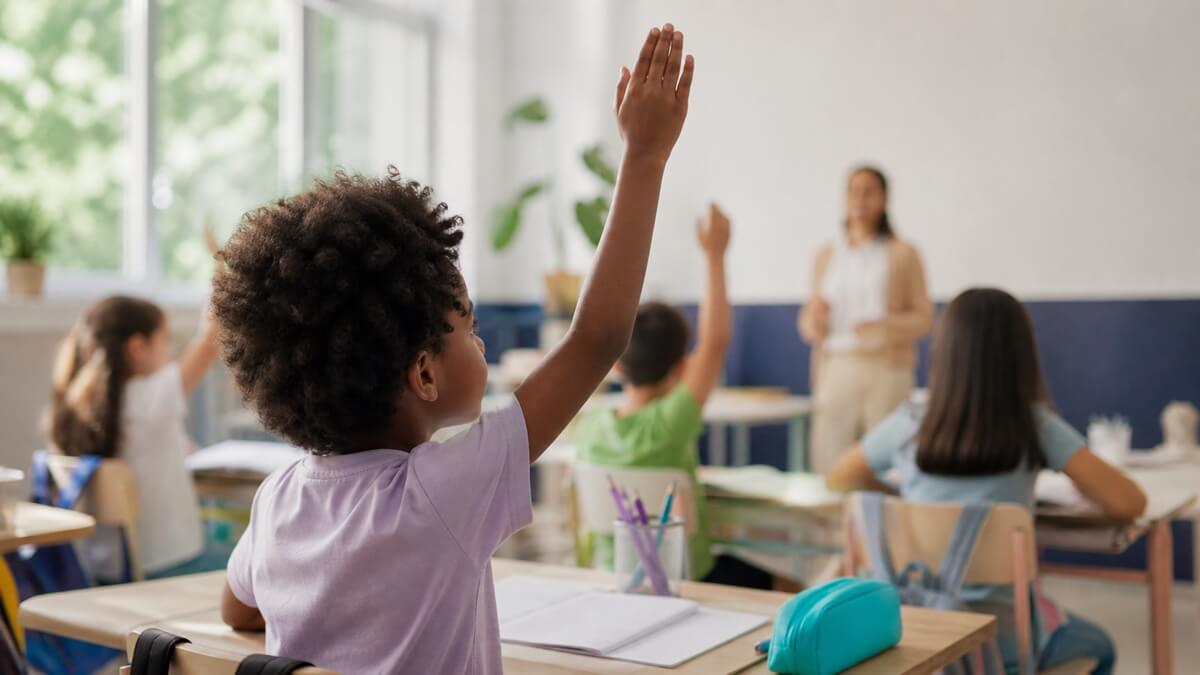 Estudante em ambiente escolar enquanto a gestão organiza documentos de rematrícula e mensalidade em atraso.